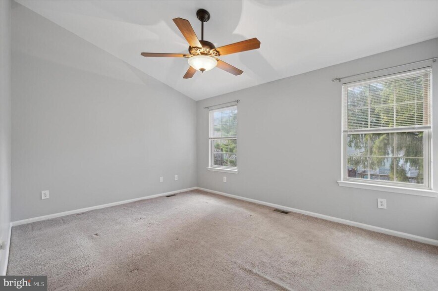 Building Photo - 9 Meadow Ln