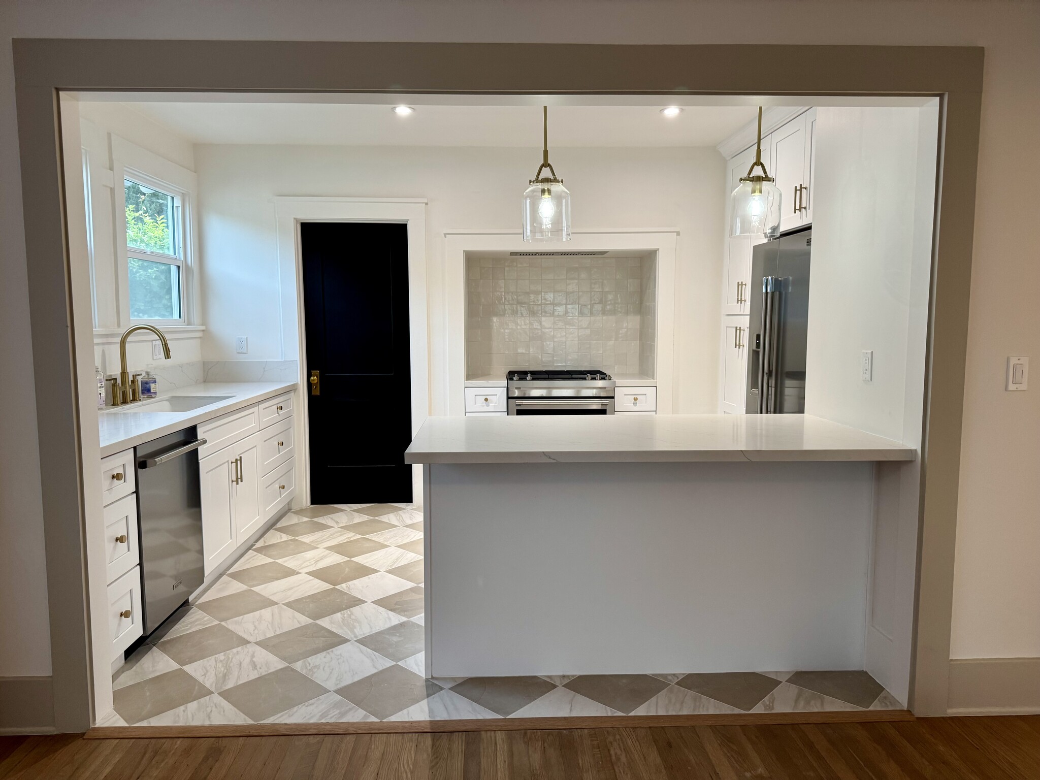 Building Photo - 1121 N Heliotrope Dr