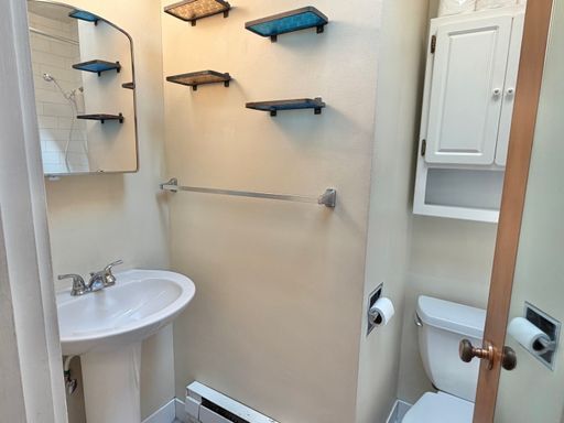 Building Photo - Charming 1-Bedroom Retreat in Queen Anne - Near Fremont! Available Now!