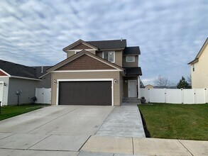 Building Photo - Newer Post Falls Home