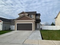 Building Photo - Newer Post Falls Home