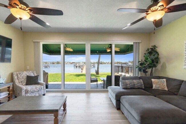 Building Photo - 316 N Lake Dr