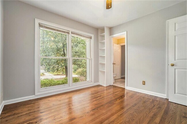 Building Photo - 3302 Lenox Pl NE