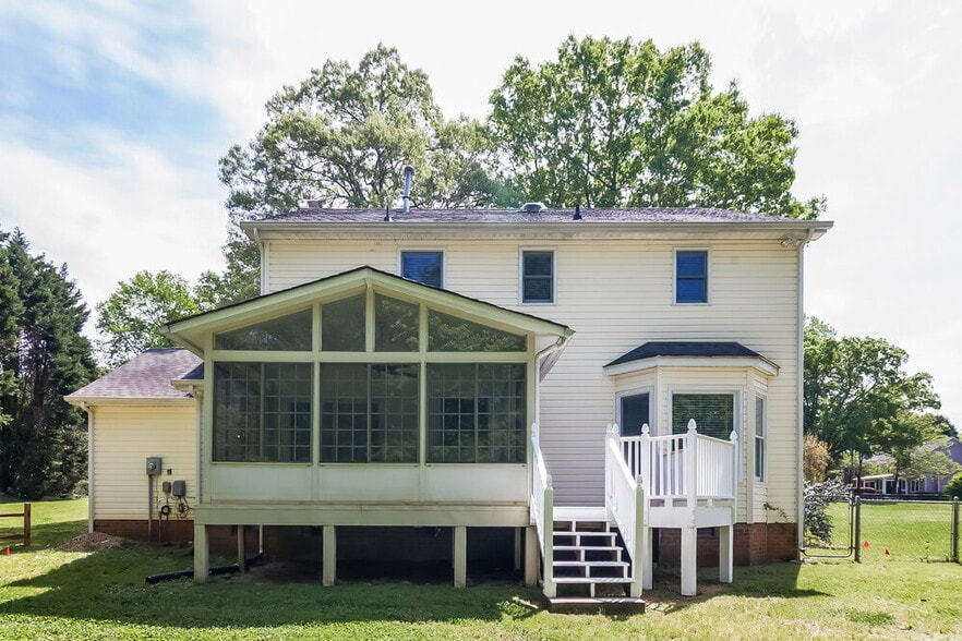 Building Photo - 6335 Teaneck Pl