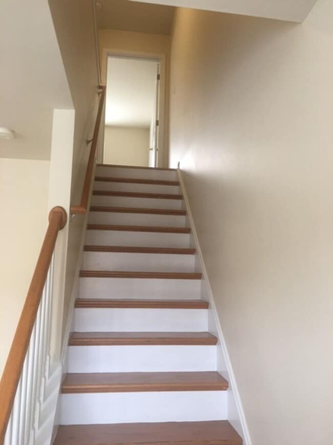 Building Photo - Spacious 3 bedroom townhouse in Dove Creek Subdivision!        20260504