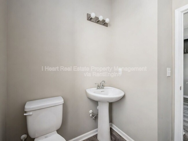 Building Photo - 33 Whitethorne Ave