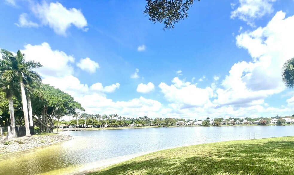 Building Photo - 10614 Lake Shore Dr