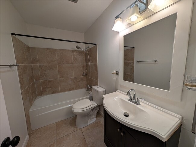 Building Photo - 2101 Fountain View Dr