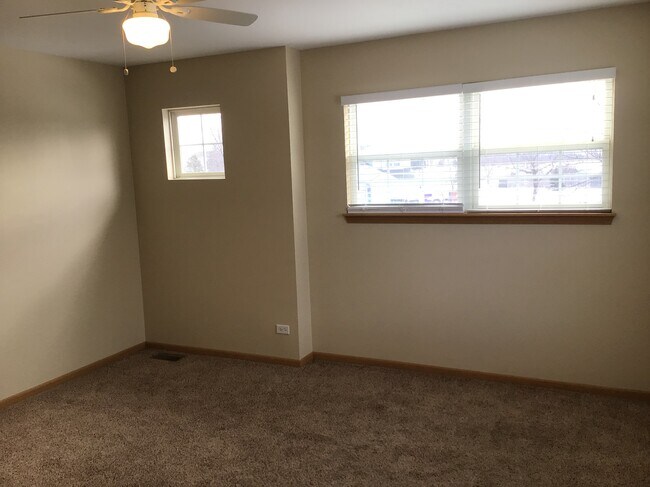 Building Photo - 560 S Annandale Dr