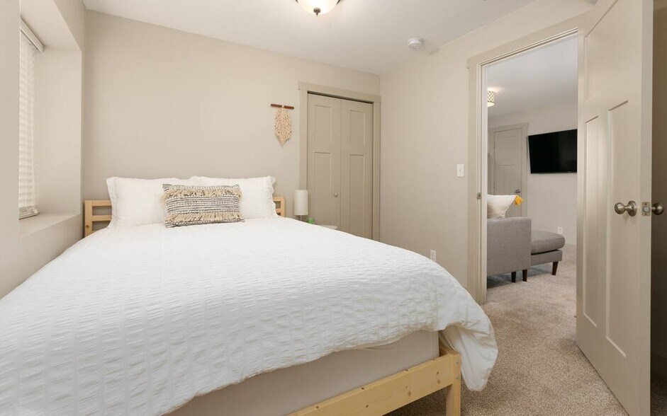 Building Photo - 913 Columbine Ave