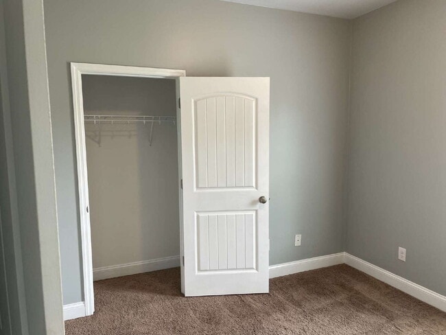 Building Photo - Pet Friendly Three Bedroom Two Full Bathro...