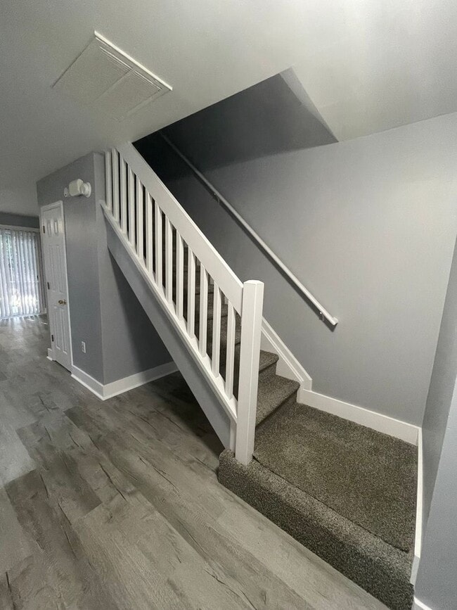 Building Photo - Adorable 2 bedroom 2.5 bathroom townhome |...
