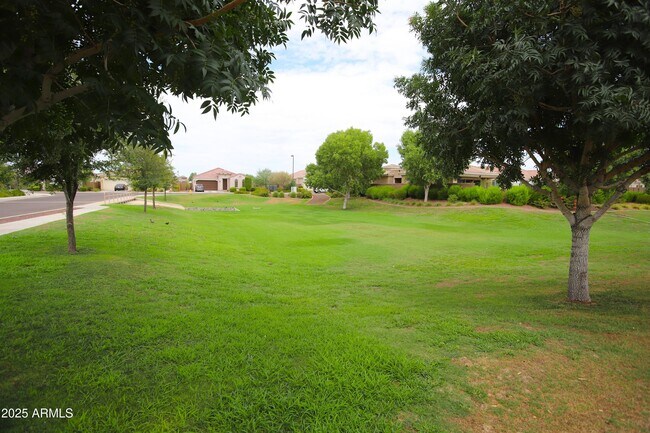 Building Photo - 9127 W Minnezona Ave