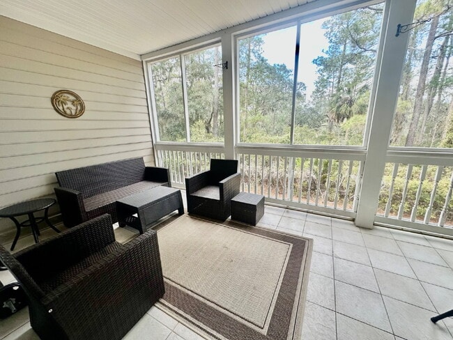 Building Photo - Spacious Two Bedroom Condo in the Crescent!