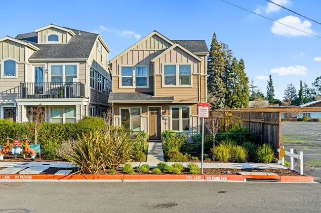 Building Photo - 2 bed 2.5 bath + Bonus Room Newer Construction Home Available Now!