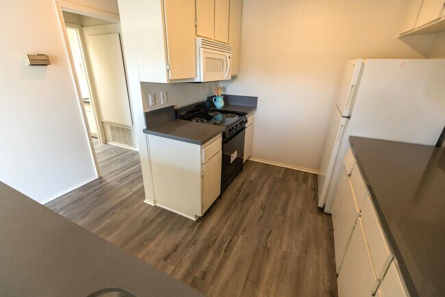 Interior Photo - 747 Gayley Ave