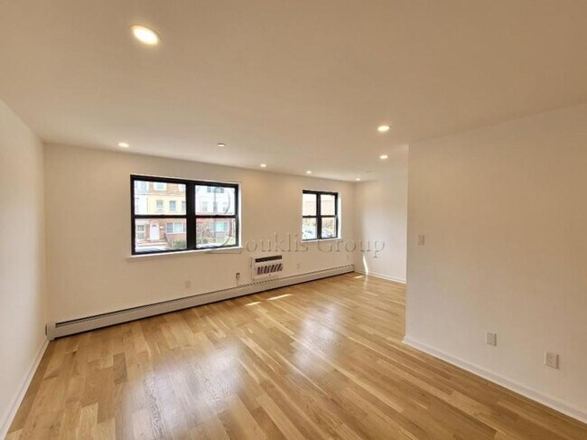 Building Photo - 2 bedroom in ASTORIA NY 11105