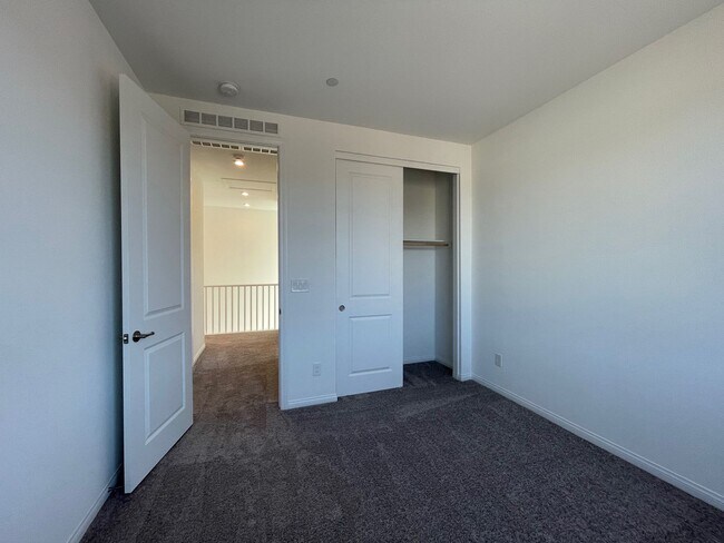 Building Photo - 3 BED 2.5 BATH 2 CAR GARAGE TOWNHOME FOR RENT IN CADENCE MASTER PLANNED COMMUNITY