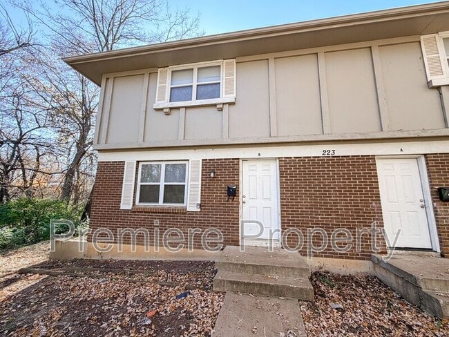 Primary Photo - 223 N Oak Dr