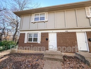 Building Photo - 223 N Oak Dr