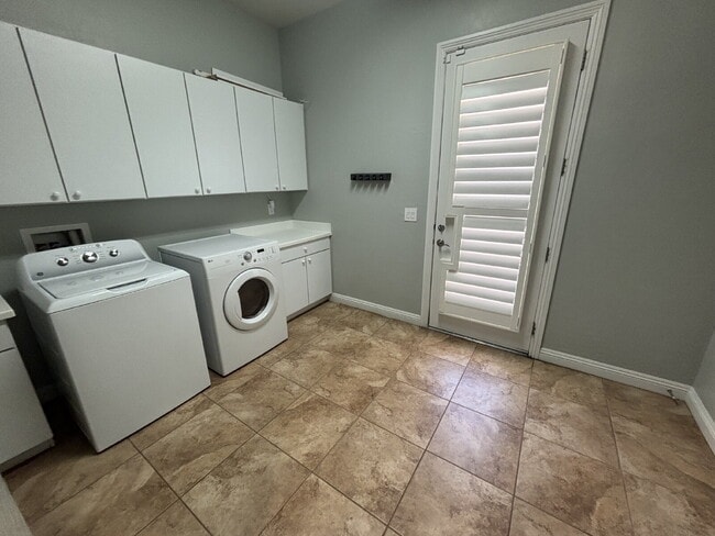 Building Photo - 5-Bed Retreat with Granite Elegance & Cozy Fireplace – 3690 Sq Ft of Comfort in Las Vegas with a ...