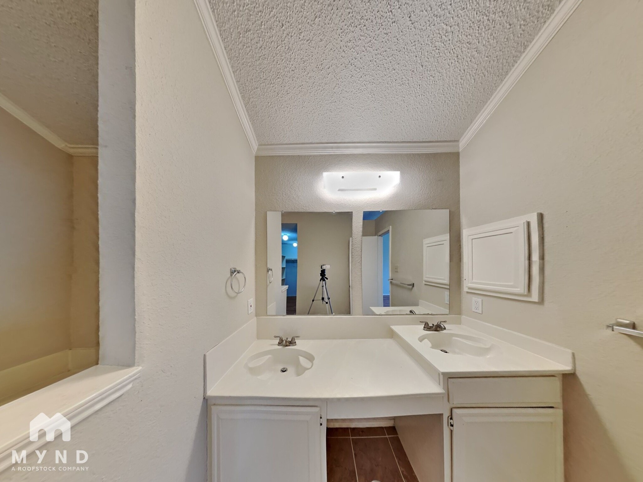 Building Photo - 3205 Meadowview Dr