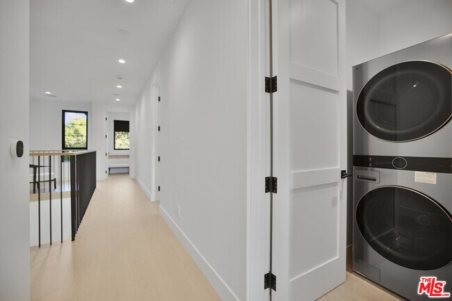 Building Photo - 4433 Kraft Ave