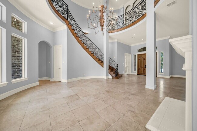 Building Photo - Exceptional 5-bedroom home (2 down) in desirable Woodlands Country Club with landscape & pool mai...