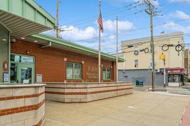 Building Photo - 543 Palisade Ave