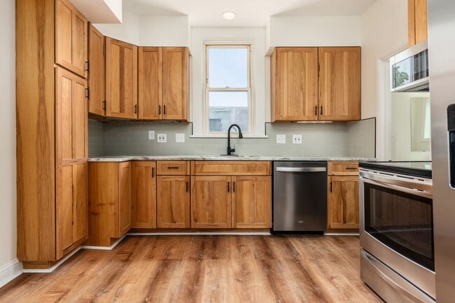 Building Photo - 479 Siebert St