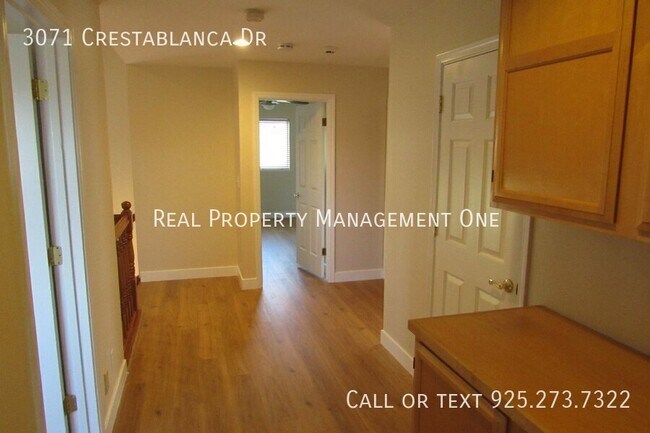 Building Photo - 3071 Crestablanca Dr