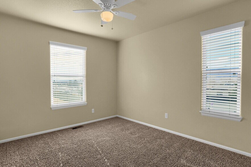 Building Photo - Open Concept Townhome in Excellent Conditi...