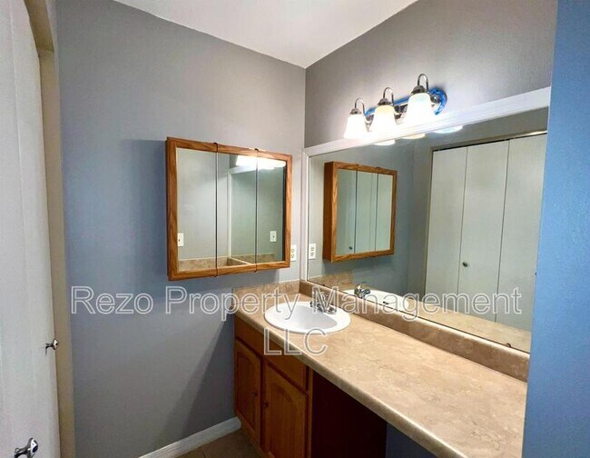 Building Photo - 5005 Lindsay Ct