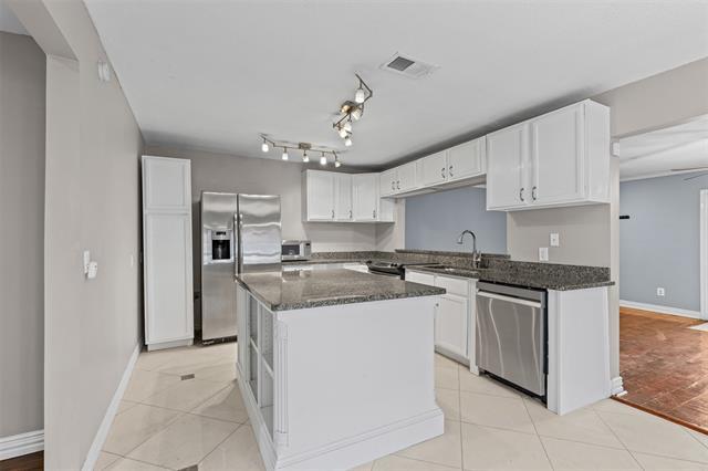 Building Photo - 2117 W Lotus Ave