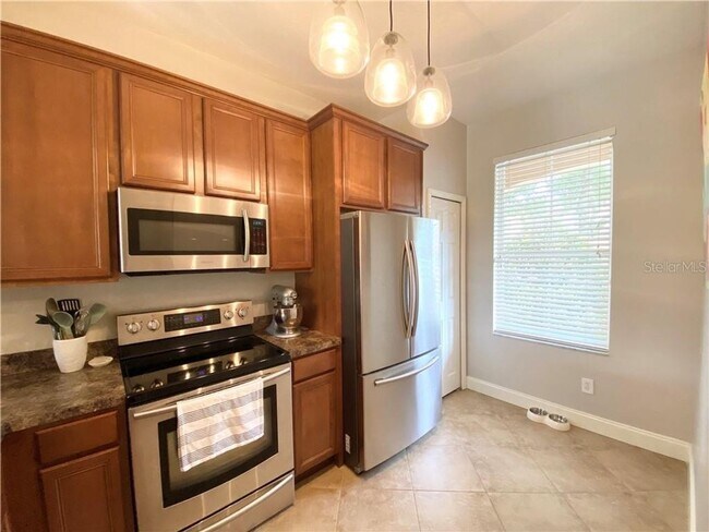 Building Photo - SUPER LOCATION FOR THIS 2 story 3 bdrm TOWNHOUSE!!