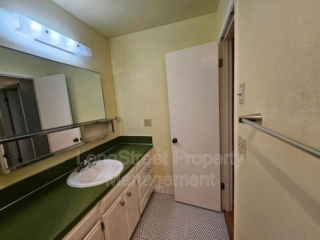 Building Photo - 4602 NE Broadway