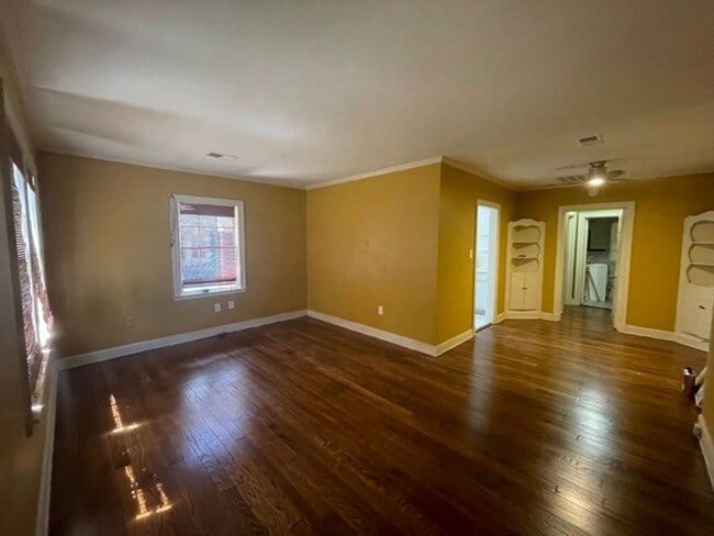 Building Photo - 1 bedroom duplex with washer and dryer