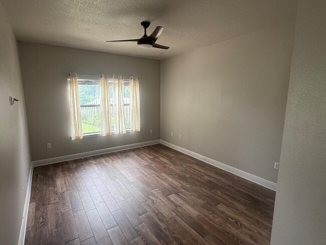 Building Photo - 305 Mango Ln