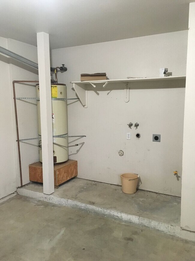 Building Photo - 819 Cally Ct