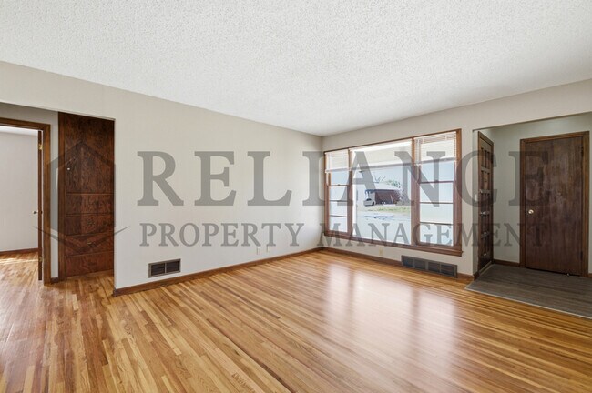 Building Photo - 2242 S Ridgewood Dr