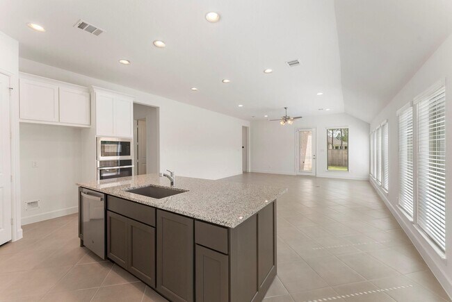 Building Photo - 26545 Pioneer Pointe Ct