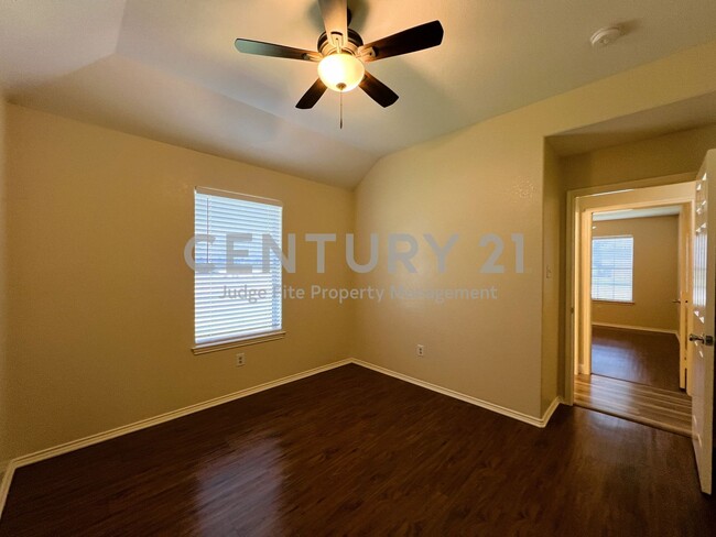 Building Photo - Charming 3/2 Fourplex Unit in Weatherford!