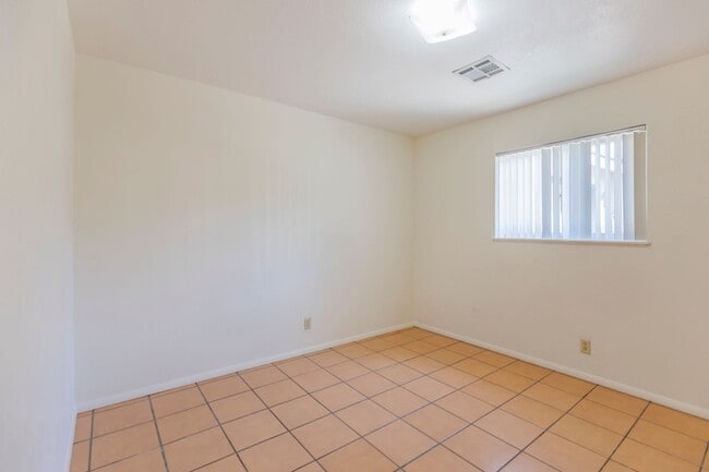 Building Photo - 3 Bedroom 2 Bath Home