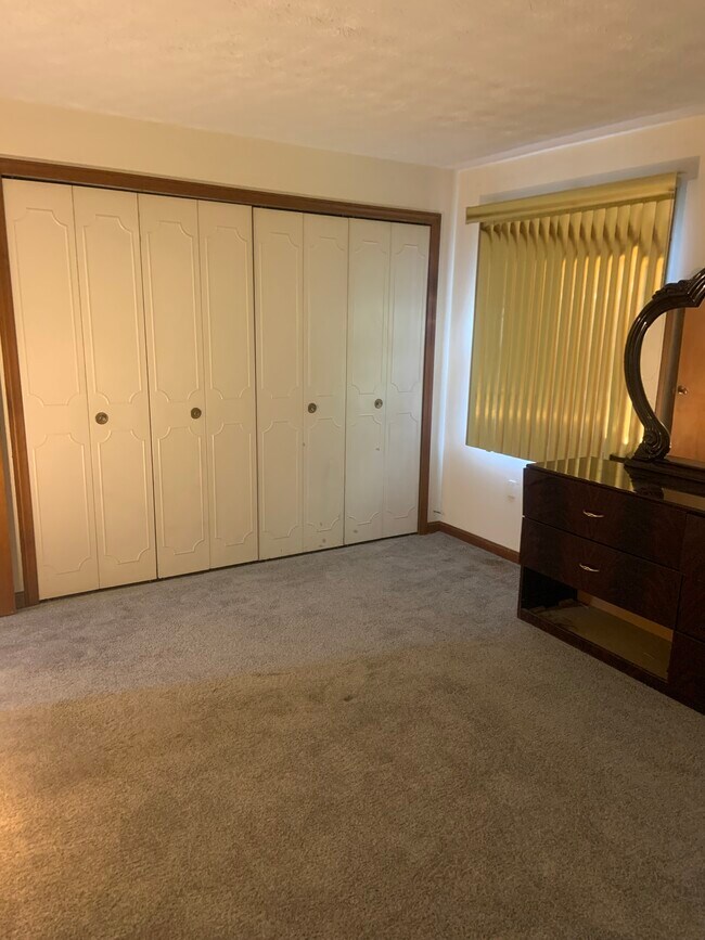 Building Photo - 1166 Middle Tpke W