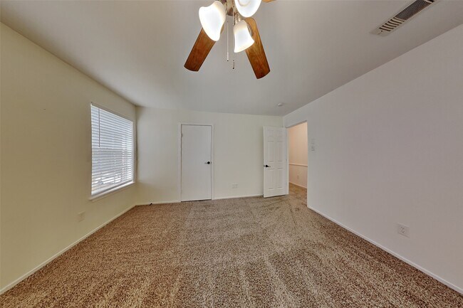 Building Photo - 2137 Parkdale Dr