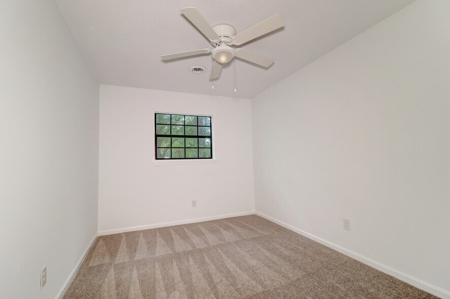 Building Photo - 1618 Poinsettia Rd