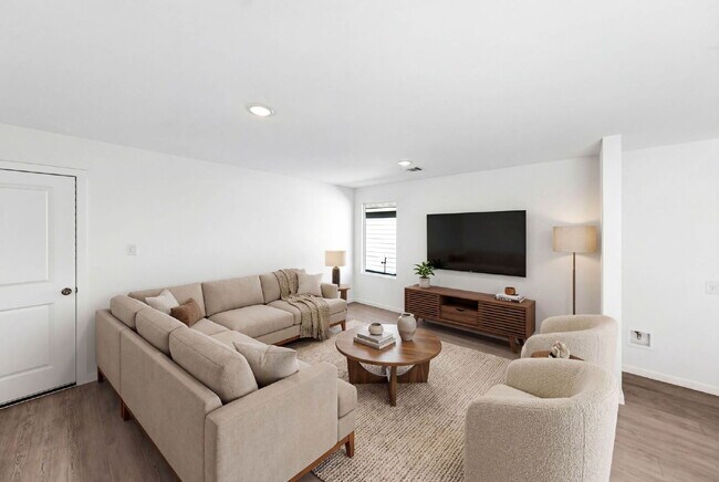 Building Photo - 1 MONTH FREE RENT WITH 18 - 24 MONTH LEASE!!! AVAILABLE THROUGH APRIL ONLY! INTERNET INCLUDED!