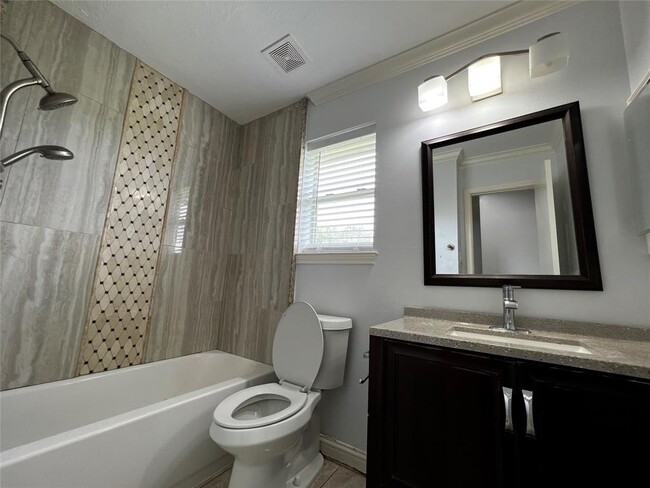 Building Photo - 15303 Riverside Grove Dr