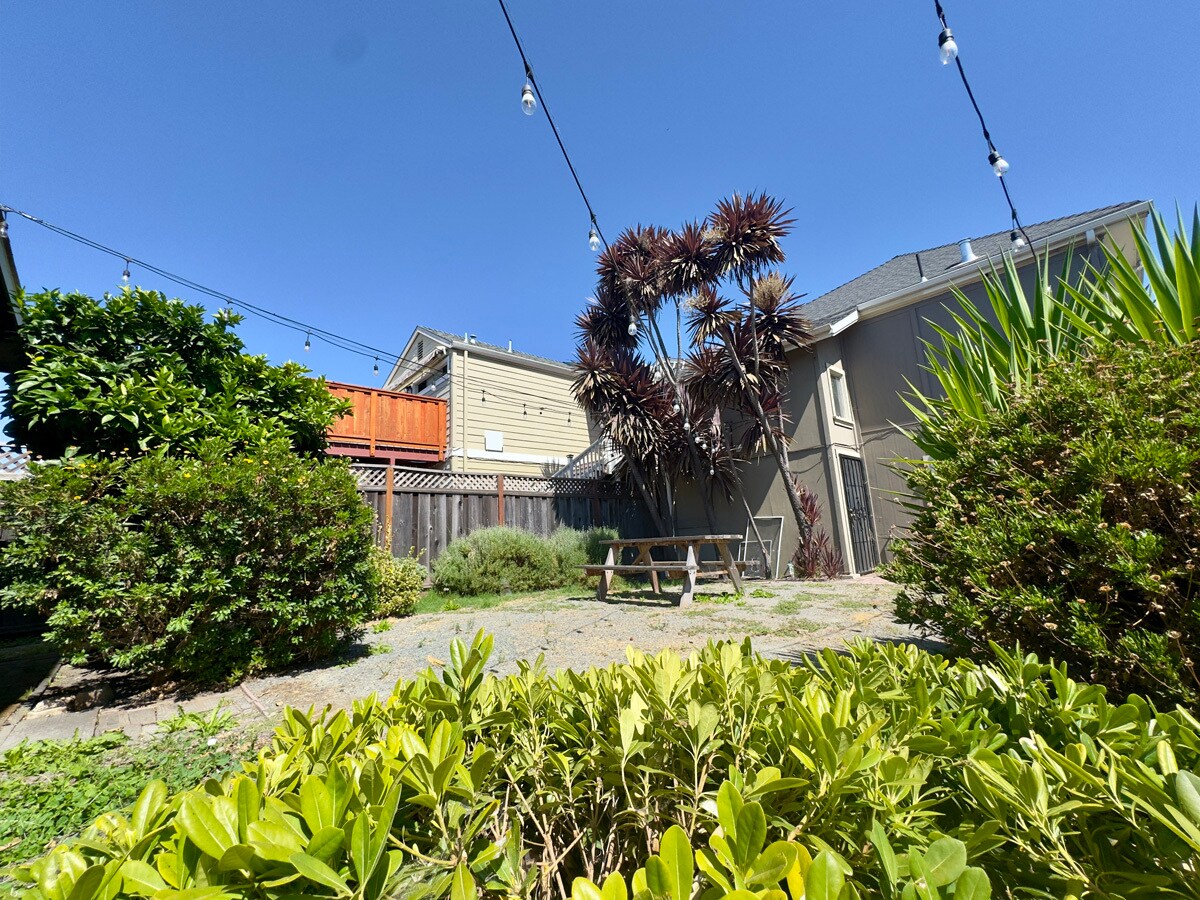 Building Photo - 827 30th St