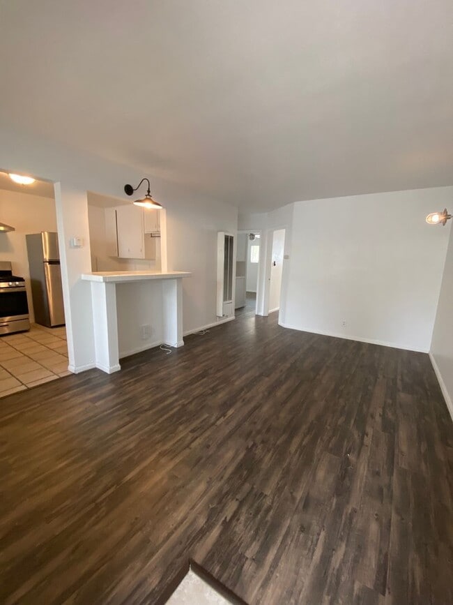 Building Photo - Cozy 2-Bedroom Apartment Just Steps from the Ocean Bluffs!